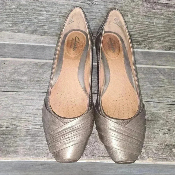 Clark’s gold wedge shoes - Picture 5 of 5